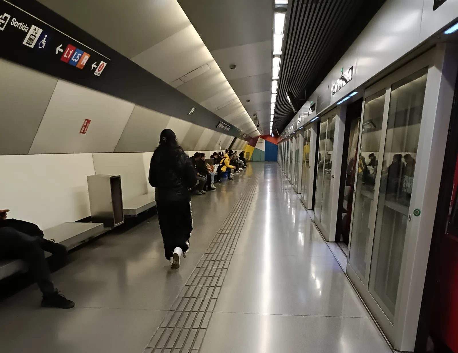 A platform on Barcelona's driverless L9 metro line