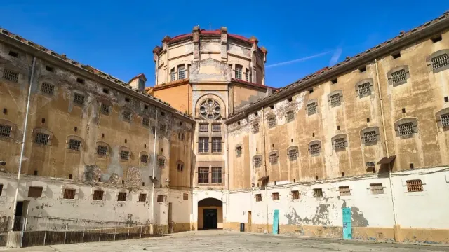 An inner yard surrounded by wings with barred windows and an octagonal tower at the center
